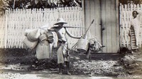Tukang perabot rumah tangga juga berdagang keliling dengan cara dipikul.  