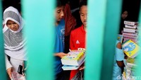 Warga membeli buku dan perlengkapan sekolah di Pasar Minggu, Jakarta Selatan, Dua orang anak nampak memilih buku yang akan dibelinya.