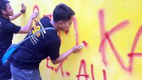 Sesalkan Vandalisme, 4 Pemuda Sukabumi Bersihkan Tembok Masjid