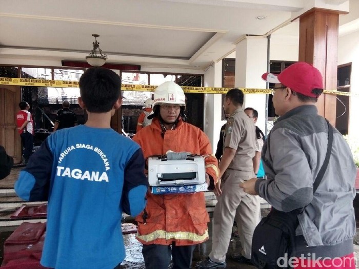 Kantor Disperindag Jatim Terbakar, Pegawai Selamatkan Peralatan Kerja