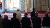 Jokowi lalu masuk masjid dengan didampingi Presiden dari Kantor Keagamaan Kepresidenan Turki Mehmet Görmez. (Foto: Bagus Prihantoro Nugroho/ detikcom)
