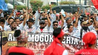Pendemo memadati depan Kemnaker di Jalan Gatot Subroto, Jakarta Selaran.