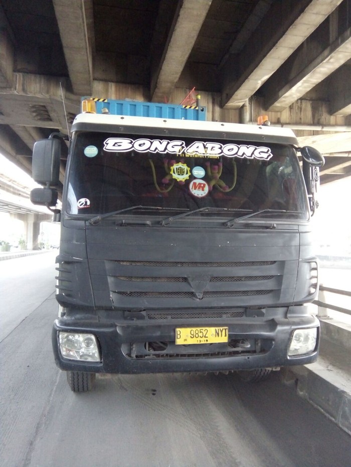 Pemotor Wanita Tewas Terlindas Trailer di Koja