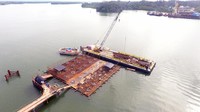 Pembangunan jembatan ini menjadi kebutuhan yang mendesak untuk mempercepat arus orang dan barang. Pasalnya, selama ini setiap kendaraan baik dari Samarinda atau dari Balikpapan yang ingin ke Penajam harus menggunakan kapal feri. Pool/Dok. Ditjen Bina Marga Kementerian PUPR.