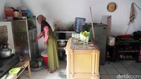Warga juga mengeluhkan soal pembangunan rumah yang tidak sesuai dan terkesan setengah hati. Dia mengatakan semula rumahnya tidak akan dibongkar semua, sehingga tidak mengubah denah ruangan dan kamar. Tapi, setelah dibedah, di dalam rumahnya hanya ada satu kamar.