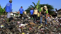 Petugas membersihkan sampah yang menumpuk di Kelurahan Cibangkong, Batununggal, Kota Bandung.