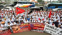 Aksi demonstrasi ini juga sempat membuat kepadatan lalu lintas di depan Kemnaker.