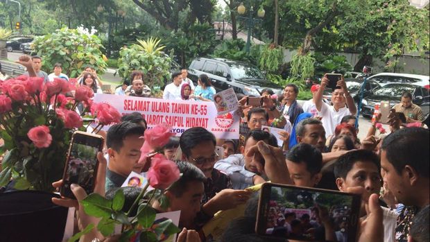 Warga rayakan ultah Djarot di Balai Kota.