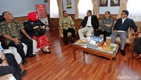Pansus Hak Angket diterima di ruang Kepala Lapas sebelum rapat dengar pendapat (RDP) dengan Dirjen PAS Kemenkum HAM.