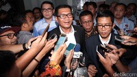 Ketua Pansus Angket KPK Agun Gunandjar memberikan keterangan pers sebelum meninggalkan Lapas Sukamiskin, Bandung, Kamis (6/7/2017).