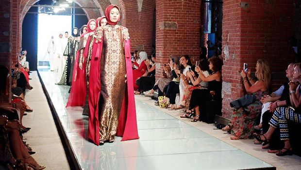 Koleksi Dian Pelangi di Torino Fashion Week, Italia. 