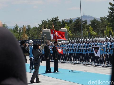 Jokowi dan Erdogan inspeksi pasukan / 