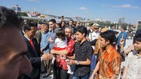 Jokowi sempat berbincang singkat dengan WNI saat bersalam-salaman. (Foto: Bagus Prihantoro Nugroho/ detikcom)