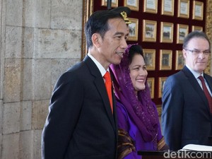 Jokowi Letakkan Karangan Bunga di Makam Presiden Pertama Turki