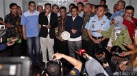 Menjalankan tugas sebagai ketua pansus angket dijadikan tameng oleh Agun Gunandjar agar tidak memenuhi panggilan KPK terkait kasus dugaan korupsi proyek e-KTP. Agun menyebut tugas konstitusional sebagai anggota dewan lebih utama dibanding yang lain.