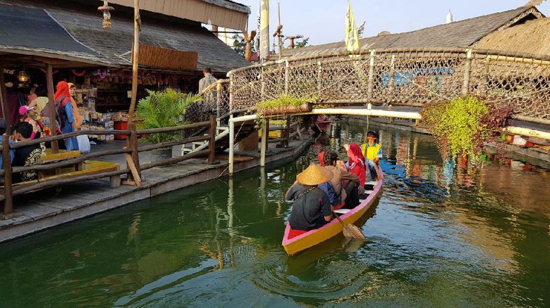 Foto: Pasar Apung di Museum Angkut, Batu (Budi Sugiharto/detikTravel) Foto: Pasar Apung di Museum Angkut, Batu (Budi Sugiharto/detikTravel)