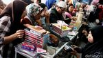 Jelang Masuk Sekolah Toko Buku Diserbu Pembeli