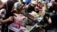Warga membeli buku dan perlengkapan sekolah di Pasar Minggu, Jakarta Selatan. Permintaan terhadap perlengkapan sekolah dan alat tulis meningkat menjelang dimulainya tahun ajaran baru 2017.