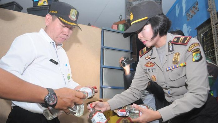 Warung Gaul Bekasi Digerebek, Simpan Ribuan Miras di Bunker