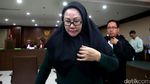 Ratu Atut Teteskan Air Mata di Depan Hakim