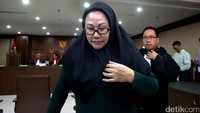 Penampakan Ratu Atut Chosiyah yang terisak saat sidang di Pengadilan Tipikor Jakarta, Kamis (6/7/2017).
