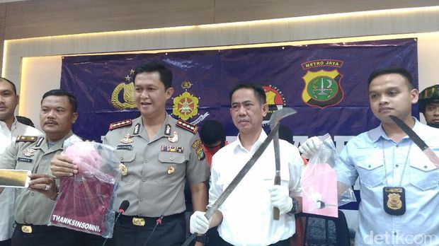 Polisi tunjukkan barang bukti penyerangan yang terjadi di Pasar Minggu