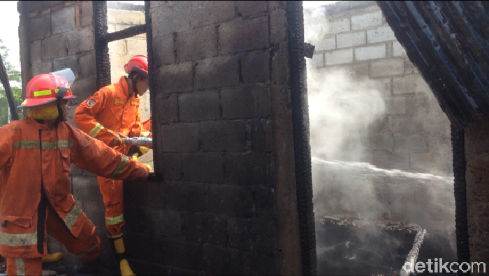 Sebuah Rumah Terbakar di Kampung Makasar Jakarta Timur