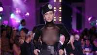 Bella Hadid terlihat seksi dengan gaun hitam transparan. Thierry Chesnot/Getty Images/detikFoto.