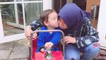 Lucunya Rafathar saat Berpose Bersama Pengasuhnya