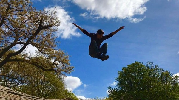 Tanpa Kostum Spider-Man, Tom Holland Sudah Biasa Terbang