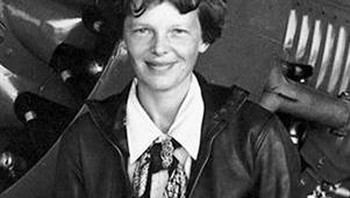 Amelia Earhart adalah wanita pertama yang terbang sendirian melintasi Atlantik ini berakhir misterius ketika dia coba keliling dunia. Di 1 Juni 1937, Amelia dan navigatornya Fred Noonan memulai perjalanan dari Miami. Pada 2 Juli, mereka menuju Pulau Howland di Pasifik, namun tak pernah sampai. Salah satu transmisi radio terakhir adalah tentang bahan bakar rendah. Kemungkinan besar Earhart dan Noonan jatuh dan tenggelam di suatu tempat di lautan, dan tak pernah ditemukan. Beberapa orang percaya mereka mendarat darurat di Pulau Gardner, ditangkap Jepang, dan bahwa mereka selamat dan hidup dengan identitas berbeda. Foto: Getty Images