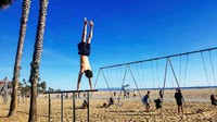 Tom Holland beraksi di sebuah pantai, memperlihatkan kekuatan ototnya. Foto: dok Instagram