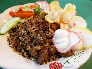 Harum Rempah Nasi Goreng Kebuli Enak Ada di 5 Tempat Ini