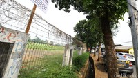 Tampak sebuah mobil polisi terparkir di sekitar lokasi.