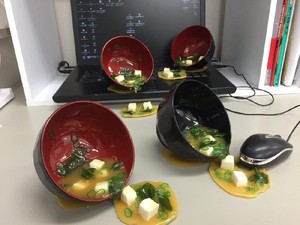 Bikin Laper, Sandaran Smartphone Ini Bentuknya Tumpahan Miso dalam Mangkuk