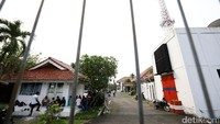 Kelompok massa menduduki bangunan tersebut.