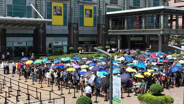Pria Ini Rela Antre 68 Jam demi Apple Store Taiwan