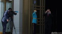 Erdogan menuruni tangga istana perlahan sambil mengenakan kacamata hitam di langkah pertamanya. Dia langsung melakukan inspeksi pasukan yang mengenakan seragam biru. (Foto: Bagus Prihantoro/detikcom)