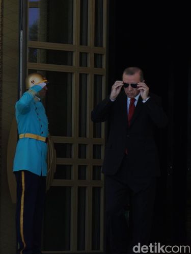 Erdogan dan Pasukan Ottoman Sambut Jokowi di Istana Turki
