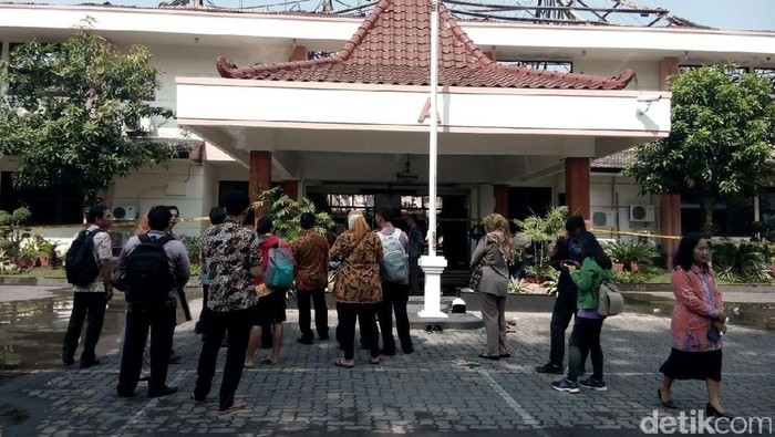 Api yang Membakar Kantor Disperindag Jatim Berhasil Dipadamkam