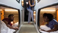 Bus Cabin ini pun memiliki sejumlah fasilitas premium seperti di hotel berbintang. Tak heran, bus ini juga dijuluki hotel bergerak (Cabin)