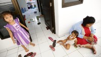Anak-anak tampak bermain di teras rumah mereka.