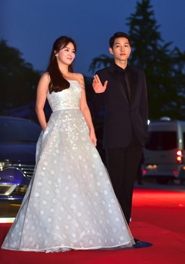 Song Joong Ki dan Song Hye Kyo datang bersama di acara Paeksang Arts Awards ke-52 yang berlangsung di Seoul, Korea Selatan, 3 Juni 2016. Foto: AFP PHOTO / JUNG YEON-JE