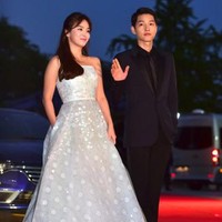 Song Joong Ki dan Song Hye Kyo datang bersama di acara Paeksang Arts Awards ke-52 yang berlangsung di Seoul, Korea Selatan, 3 Juni 2016. Foto: AFP PHOTO / JUNG YEON-JE