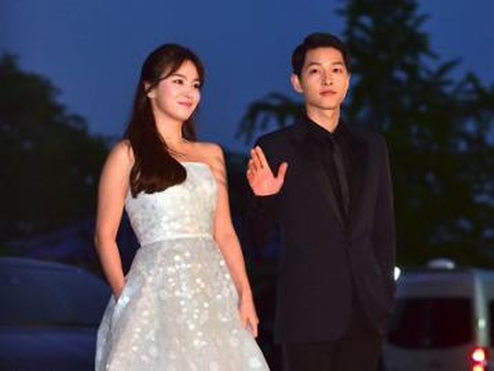 Song Hye Kyo dan Song Joong Ki South Korean actor Song Song Joong-Ki (R) and actress Song Hye-Kyo walk on the red carpet of the 52nd annual BaekSang Art Awards in Seoul on June 3, 2016. / AFP PHOTO / JUNG YEON-JE
