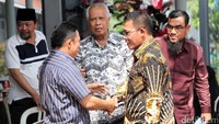 Anggota Pansus Angket KPK, Masinton Pasaribu menyalami Amran Batalipu dan OC Kaligis. 