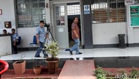 Satu per satu napi keluar dari ruang tahanan untuk menghadiri pertemuan dengan Pansus Hak Angket KPK.