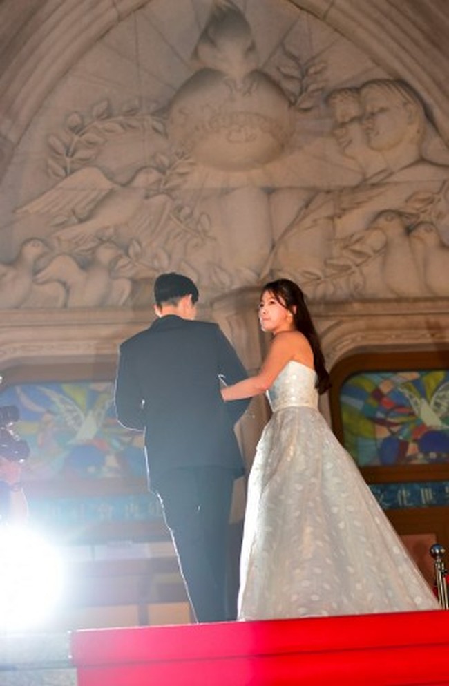 Keduanya sempat menampik kabar kencan dan kedekatan mereka. Hingga akhirnya Song Hye Kyo dan Song Joong Ki mengumumkan rencana pernikahan melalui manajemen mereka. Foto: AFP PHOTO / JUNG YEON-JE