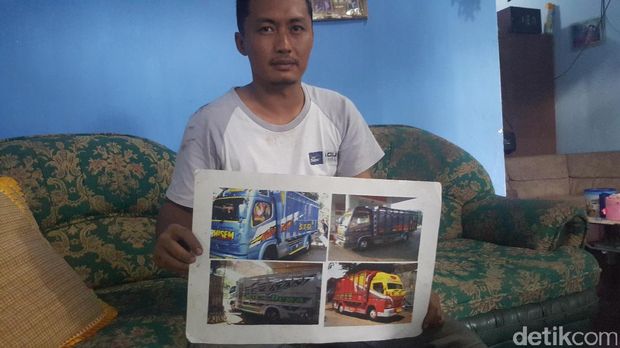 Dedik dengan foto truk modifikasinya