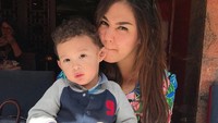 Lucunya si kecil Mikkairo Riley Sungkar saat berpose bersama Sissy. (Dok. Instagram/sysiio)